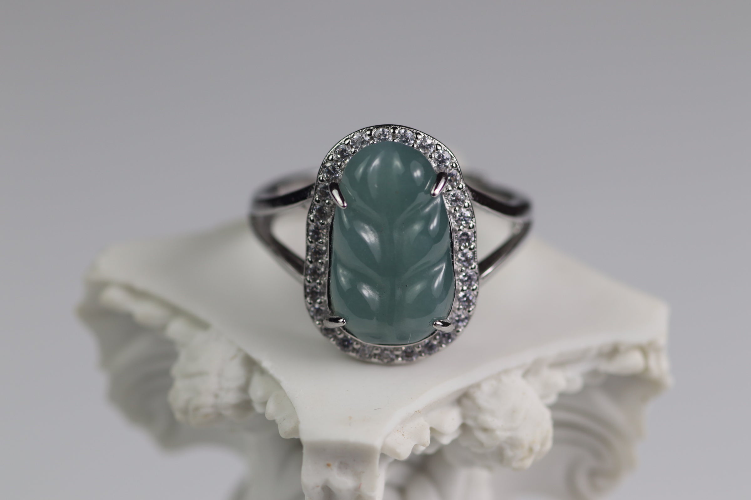 Leaf-Carved Oval Jade Ring