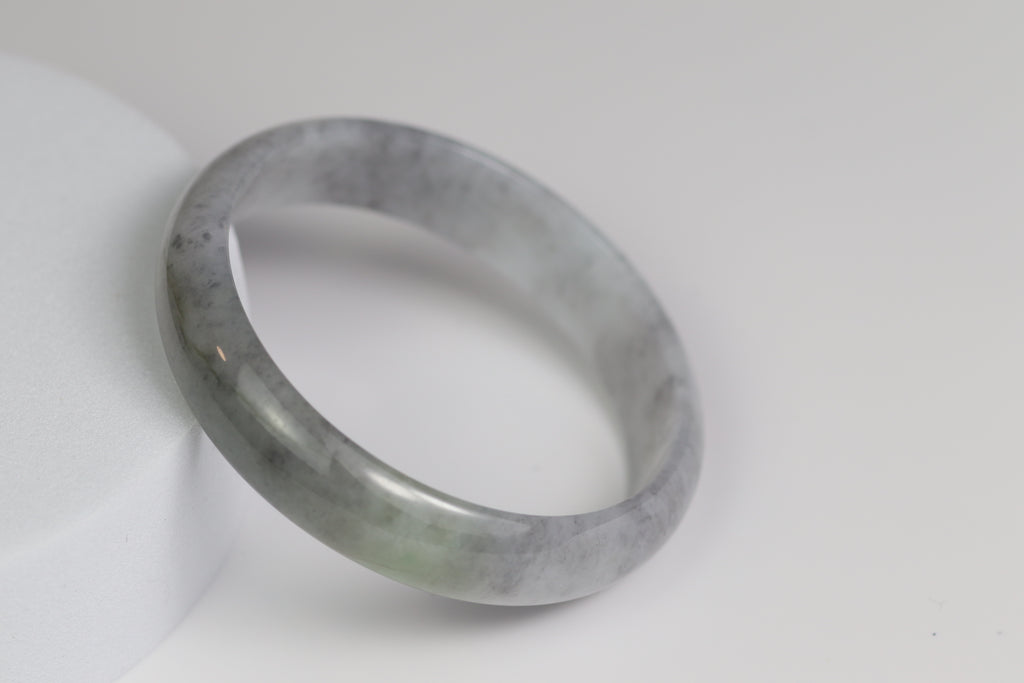 Jelly Bean Jade Bangle with Apple Green Spot – 50.6mm (JB-AG-01)